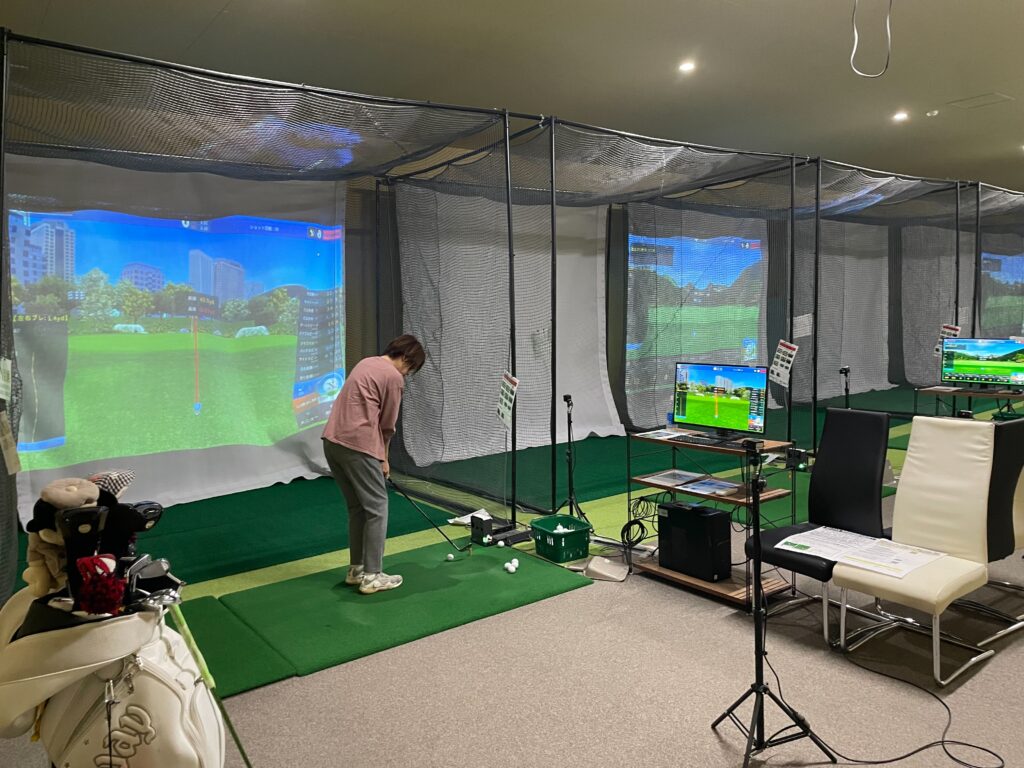 SAKURA FIELDのインドアゴルフ打席