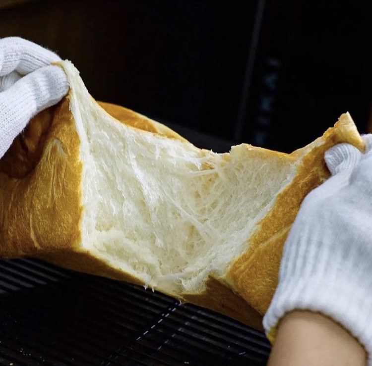 極み食パンを裂いたところ。生クリームと蜂蜜による口どけのよいきめ細かな生地