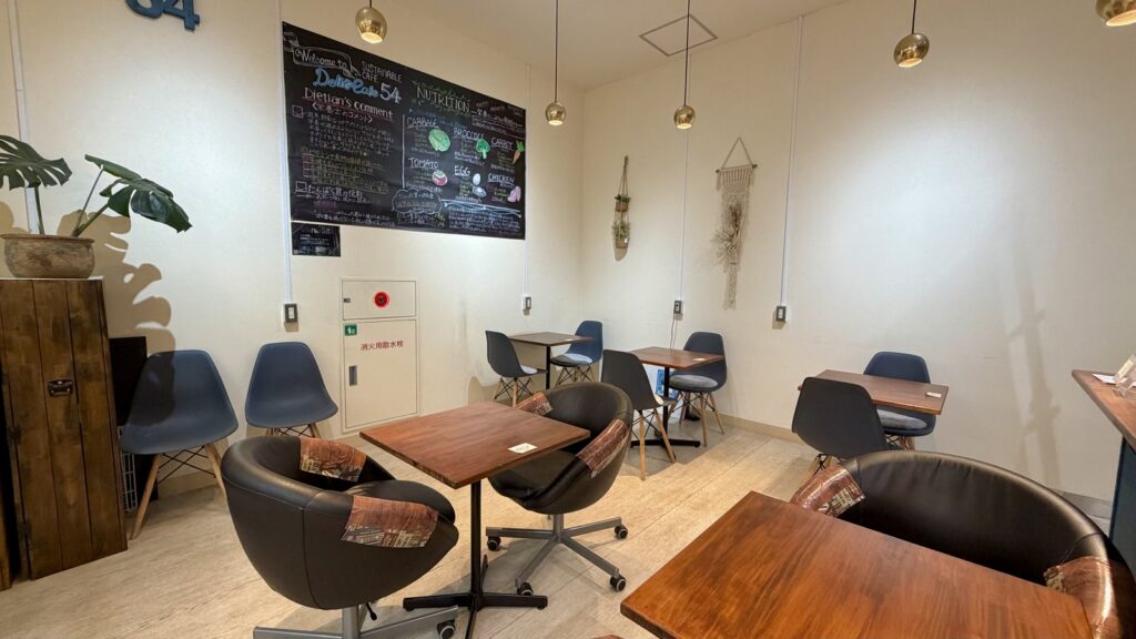 Deli&Cafe54の店内と黒板のメニュー