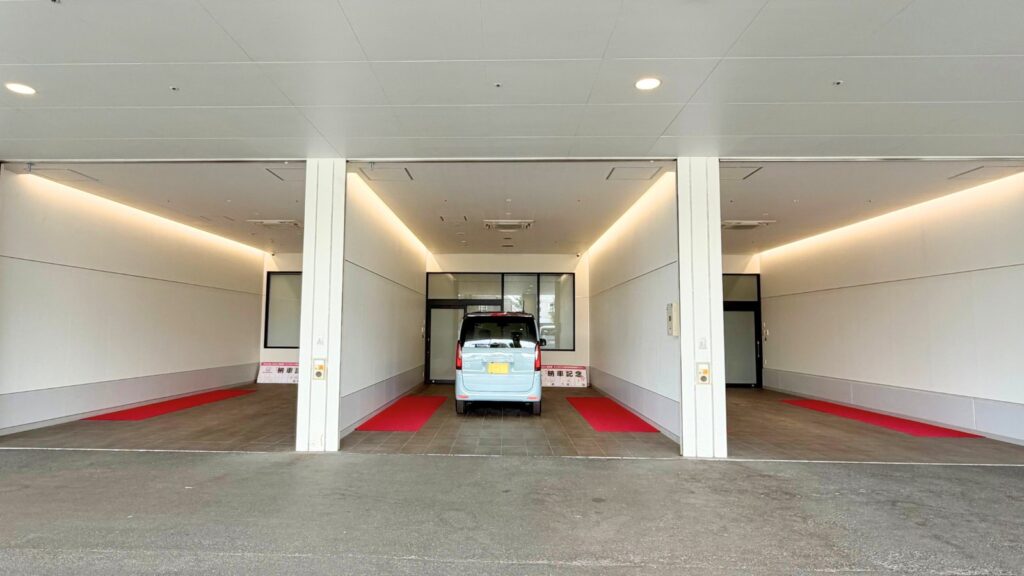 納車専用ブースでの記念撮影。中央のブースに納車するお車を置いた状態