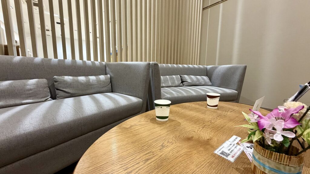 納車センターの待合室。コーヒーを飲みながらくつろいでお待ちいただける
