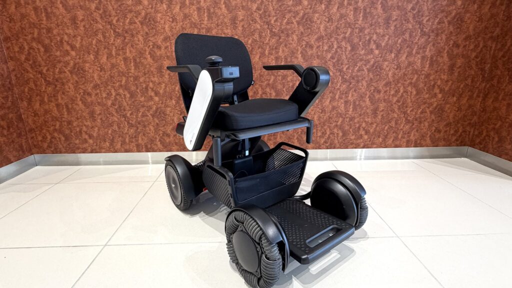 WHILL Model C2。前輪の独特な構造で狭い場所でも向きを変えられる