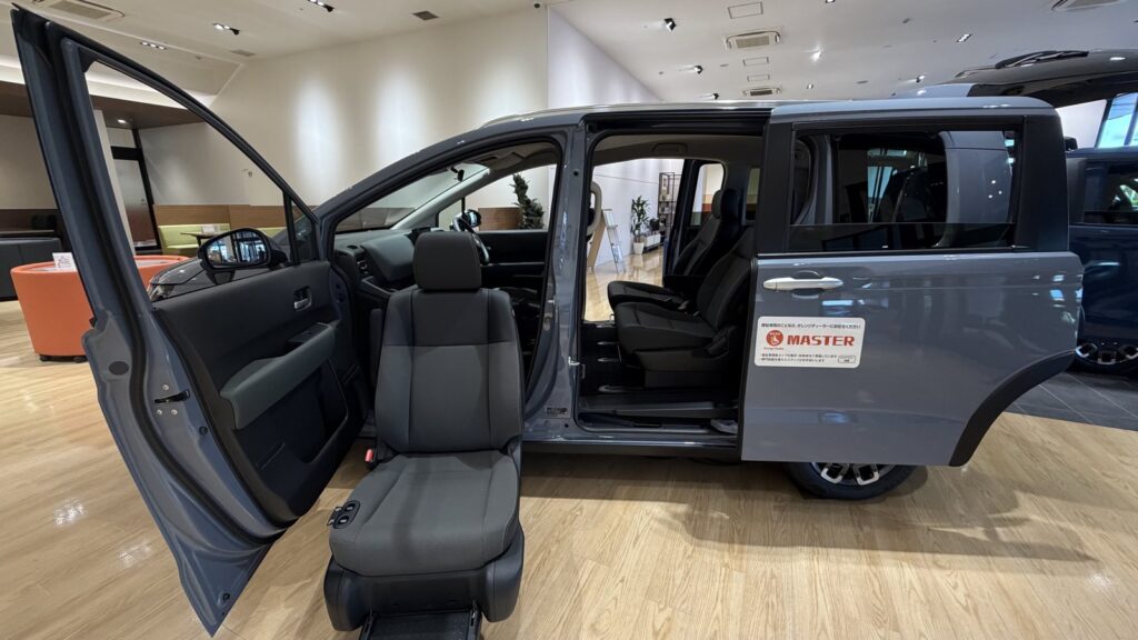 FREED CROSSTAR リフトアップシート(助手席)のシートが車外へ出た状態(さくらモール羽村店)