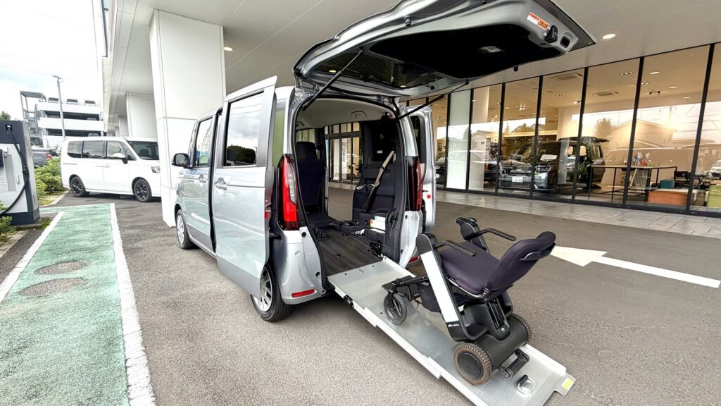 N-BOX 車いす仕様車のスロープから、WHILLを荷物として載せているところ（さくらモール羽村店）