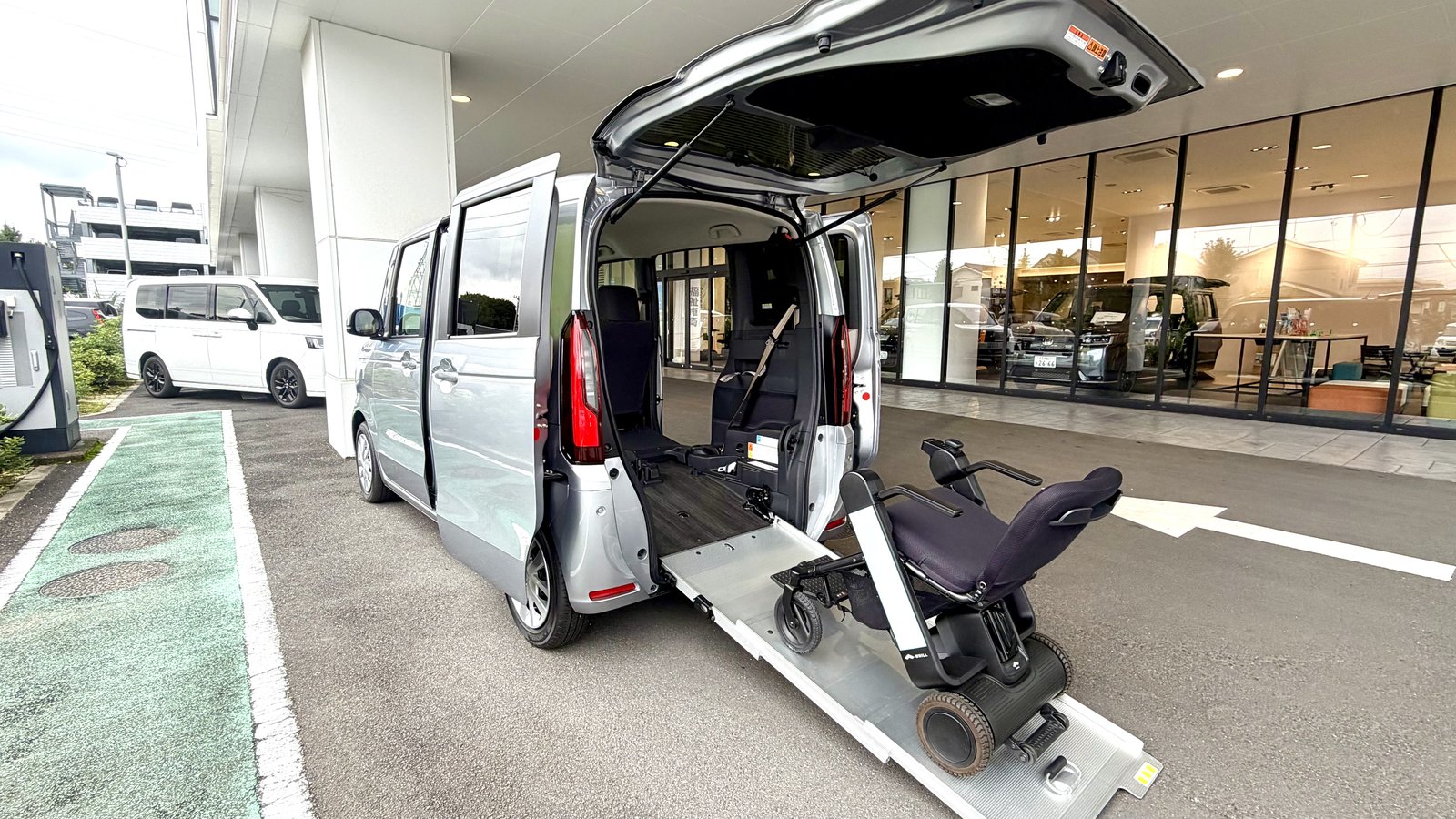 N-BOX 車いす仕様車のスロープに乗せているところ(さくらモール羽村店)