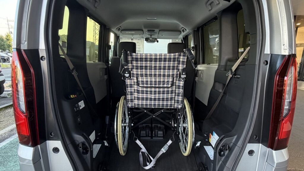 N-BOX 車いす仕様車の車内に車いすを乗せた状態(さくらモール羽村店)