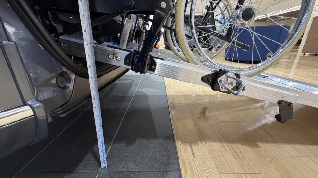 ステップ ワゴン 車いす仕様車のスロープと車いす(さくらモール羽村店)