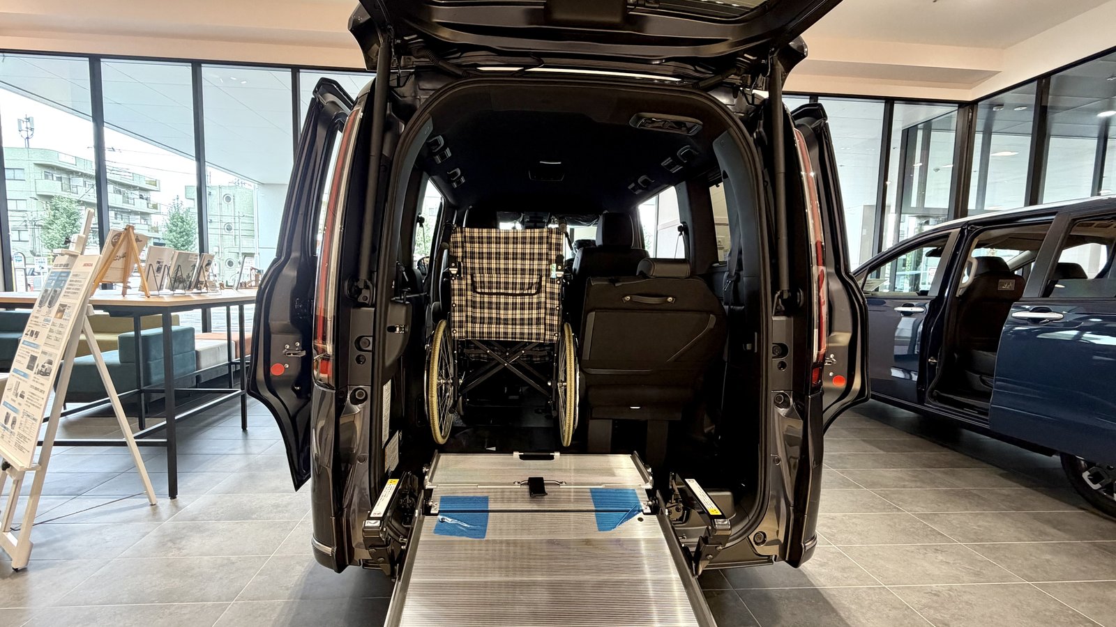 ステップ ワゴン 車いす仕様車に車いすを積んだ状態(さくらモール羽村店)
